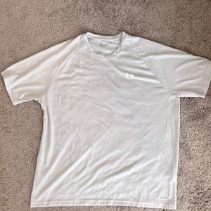 Men’s light gray Under Armour loose fit workout tee